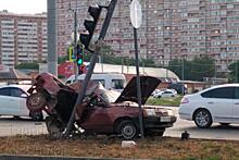 В Краснодаре две легковушки перевернулись на крышу после столкновения