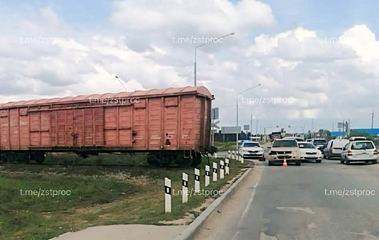 Легковой автомобиль врезался в грузовой поезд под Новосибирском