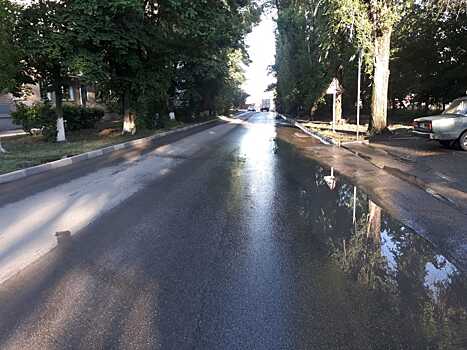 В Азове заделали яму, в которой десятки машин потеряли свои номера