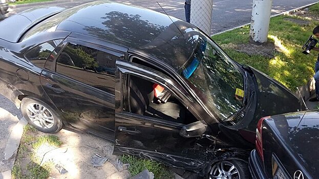 "Лада" вылетела на тротуар в Алматы