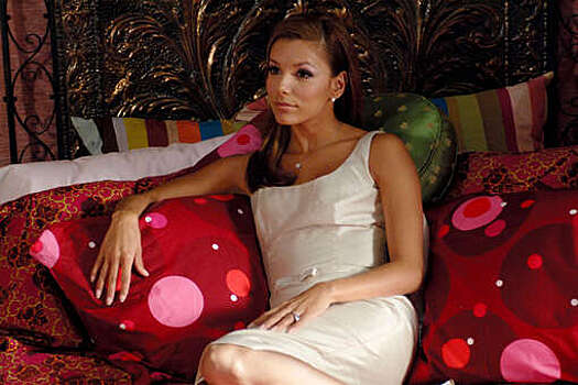 Актриса Ева Лонгория появилась на публике в платье с глубоким декольте