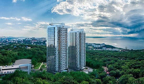 Во Владивостоке парковка жилого комплекса не вошла в конюшню