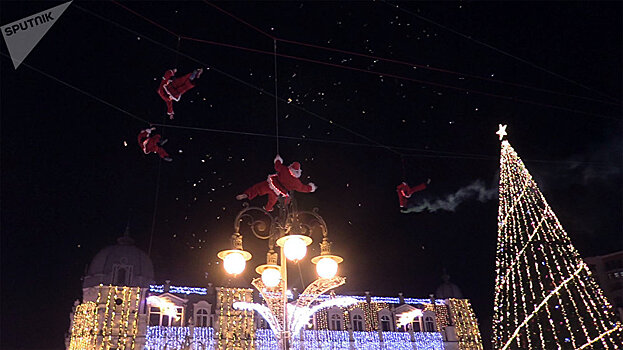 Летающие Санта-Клаусы развлекали батумцев на Новый год