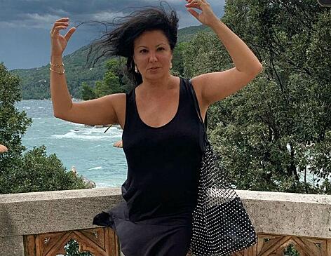«Опять нас закрыли!»: Нетребко в белом платье-сорочке рассказала о карантине в Вене
