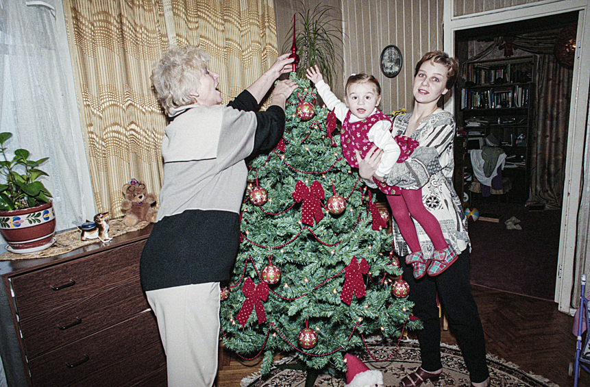 Семья Ростарчук: бабушка Ирина - молодая пенсионерка, ее дочка - студентка Настя, маленькая внучка Женечка у новогодней елки, 27 декабря 1997 года