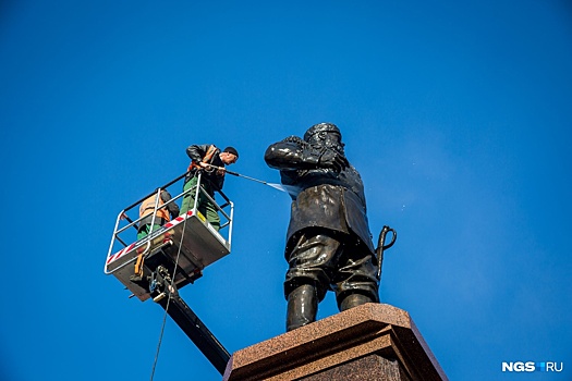 Фото: в Новосибирске отмыли памятник Александру III