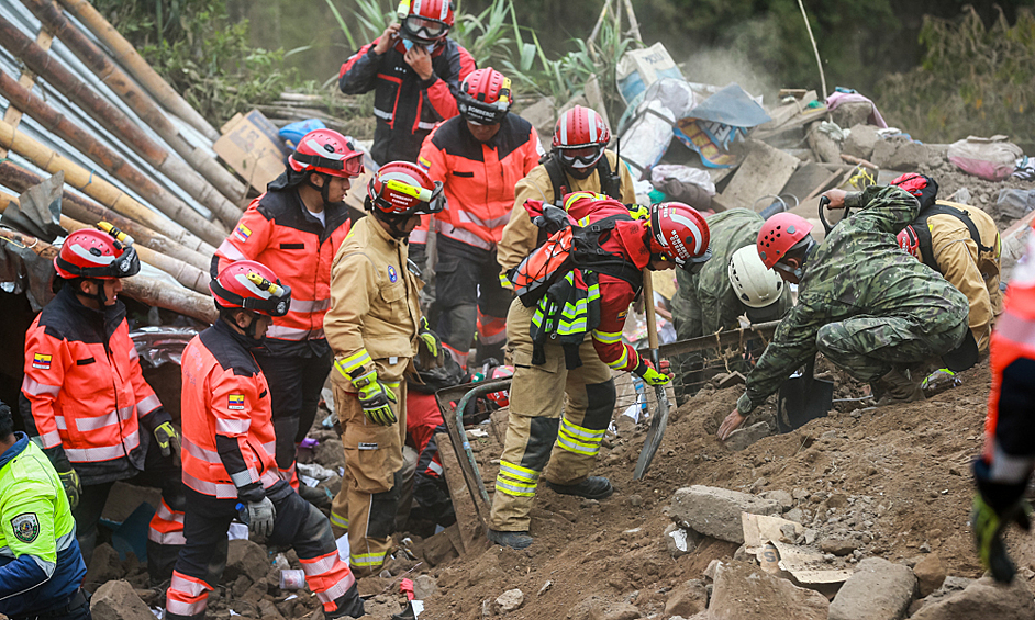 Спасатели на месте схода масштабного оползня в Эквадоре, 27 марта 2023 года