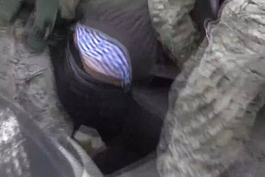 Служивший в ПВО Украины мужчина в тельняшке с заломленными руками попал на видео