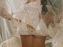 Звезда «Эйфории» Сидни Суини опубликовала фото в очень необычном наряде невесты и взорвала Инстаграм*