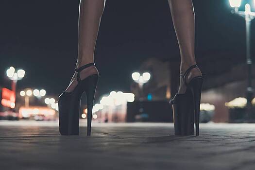 На российском пляже девушка станцевала стриптиз на фоне флага страны