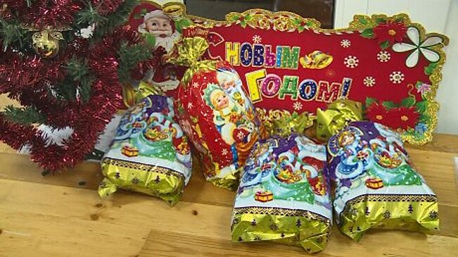 В Пензе детям из малоимущих семей начали выдавать новогодние подарки
