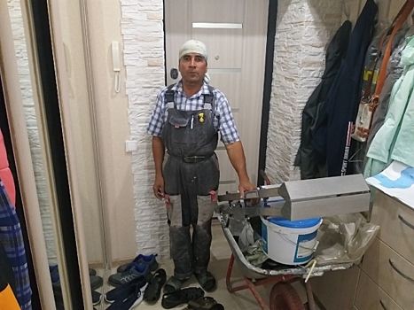 Таджикский тенор делает ремонт в квартирах тюменцев