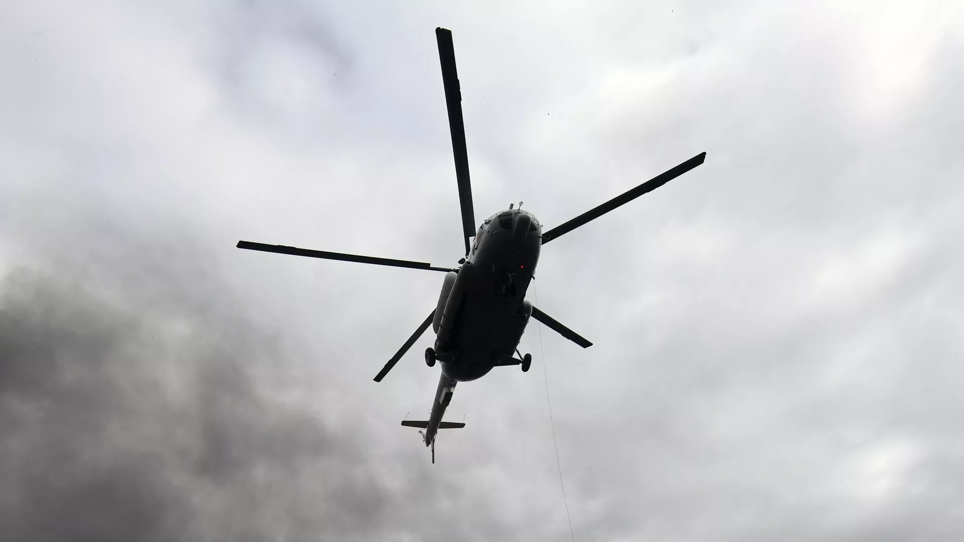 Вертолет Ми-8 совершил вынужденную посадку в Тверской области