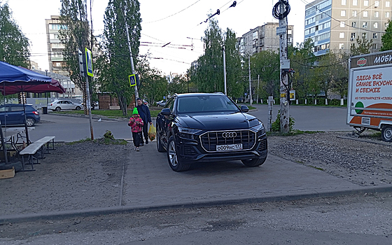 В Рязани водитель припарковался прямо на пешеходном переходе