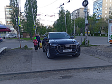 В Рязани водитель припарковался прямо на пешеходном переходе