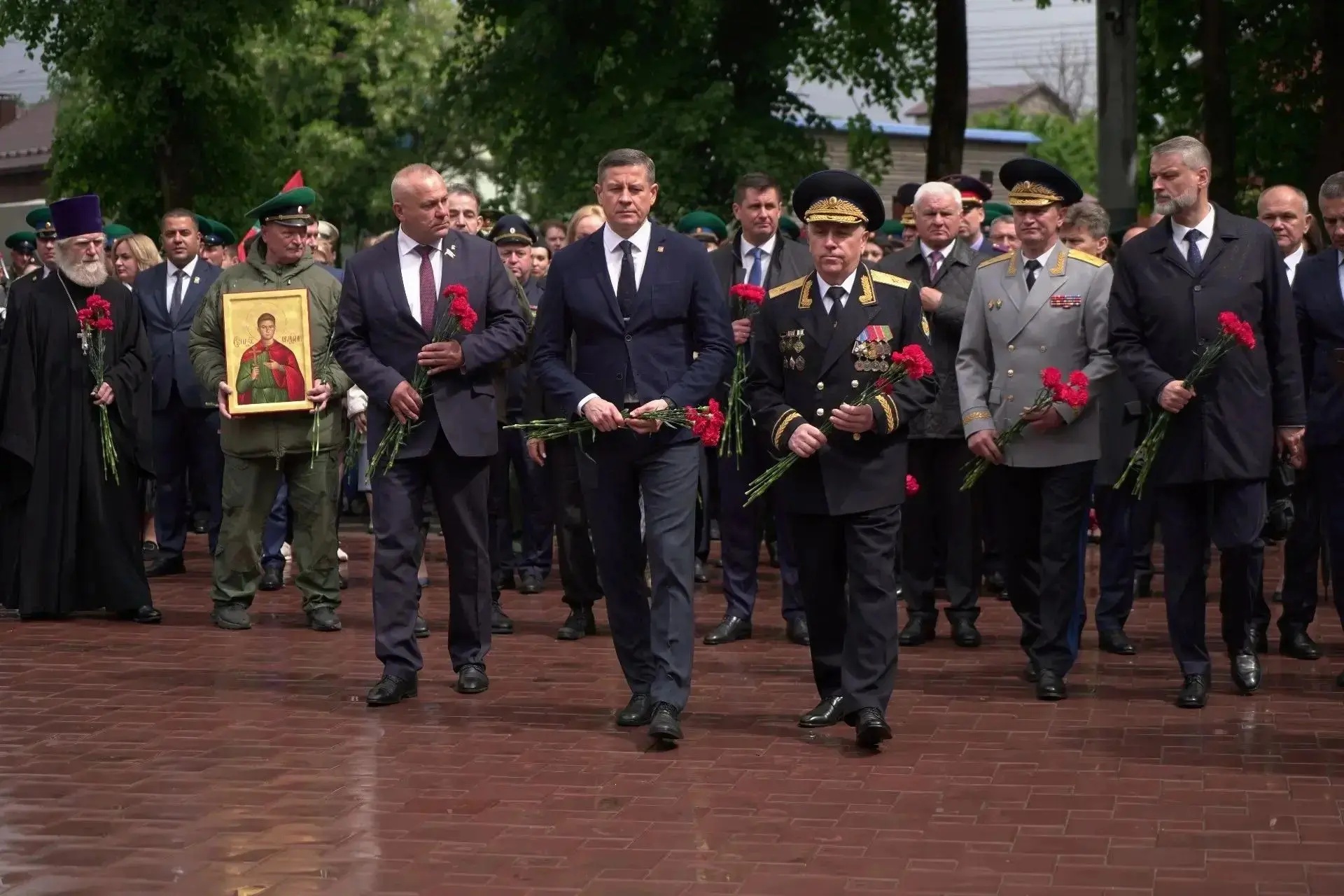 В Брянской области открыли знак "Защитникам священных рубежей"