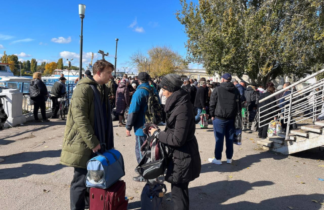 Херсонская область новости сегодня последние. Жители Херсонской области переезжают. Российские войска в Херсоне. Херсон очередь людей. Херсон сейчас фото.