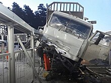 Пьяный водитель КамАЗа снес КПП на въезде в Северск
