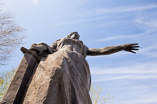 Праздник на задворках: ярославская «Родина-мать» встретит День Победы в птичьем помёте
