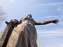 Праздник на задворках: ярославская «Родина-мать» встретит День Победы в птичьем помёте