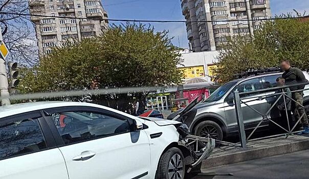 В Калининграде на Горького водитель «Киа» снес забор и уронил знак на другую машину