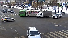 В Архангельске столкнулись иномарка и два пассажирских автобуса