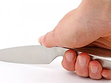 Мужчина залез к зареченцу через окно и ударил его ножом