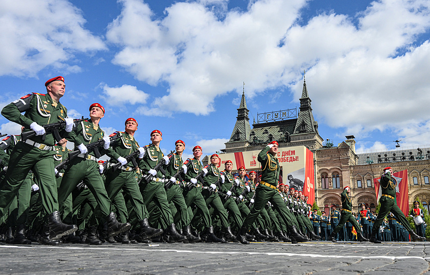 Парадные расчеты военнослужащих на Красной площади в Москве на военном параде, посвященном 80-летию Победы в Великой Отечественной войне