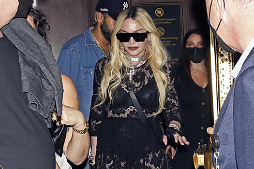 Мадонна прошлась по улицам в полупрозрачном платье из кружева
