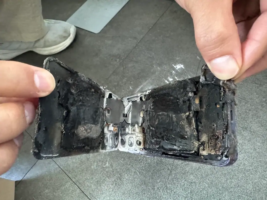 Смартфон Samsung взорвался в руках у пользователя
