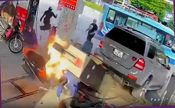 Авария и пожар, охвативший АЗС, попали на видео во Вьетнаме
