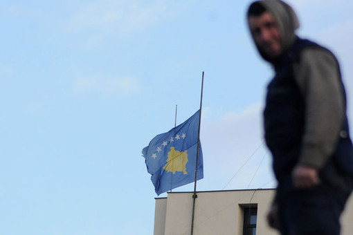 Сербская партия потребовала от НАТО снять флаг Косово со здания муниципалитета в Звечане