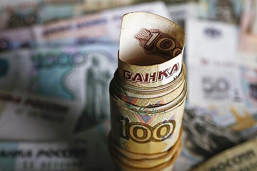 Рубль днем ощутимо снижался к доллару и евро