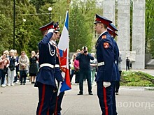 Знамя кадетского класса передали выпускники десятиклассникам школы № 15 Вологды