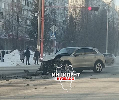 Иномарки жестко столкнулись на кемеровском проспекте