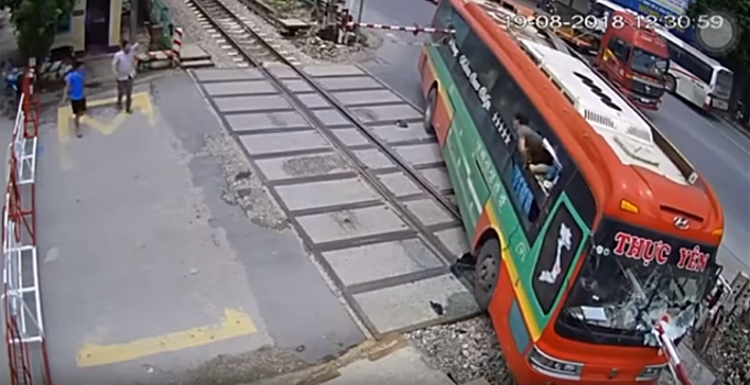 Железнодорожный шлагбаум протаранил автобус во Вьетнаме (видео)