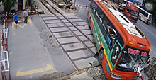 Железнодорожный шлагбаум протаранил автобус во Вьетнаме (видео)