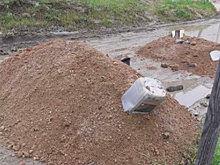 Администрация объяснила, почему ямы на дорогах в Чигирях засыпали мусором