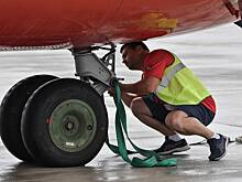 Шины пассажирского самолета лопнули при посадке в аэропорту