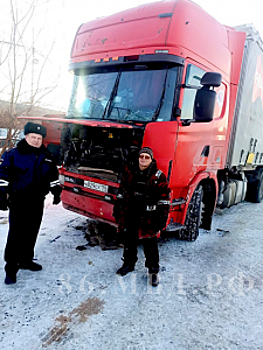 Полицейский из Югры оказал помощь дальнобойщику из Екатеринбурга в морозы