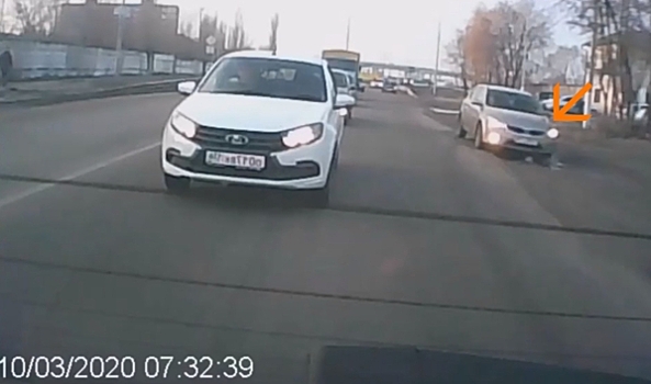 В Воронеже автомобилистка на Kia заплатит 1500 рублей за объезд затора по обочине