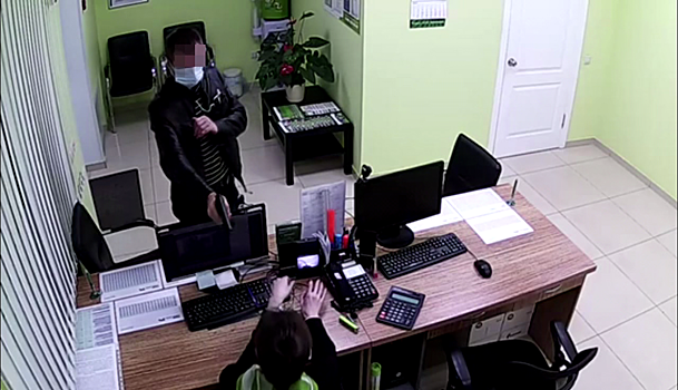 Вооруженный человек в медицинской маске напал на три отделения микрозаймов в Ижевске