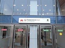 Надписи на входных дверях МЦК продублируют на английском языке