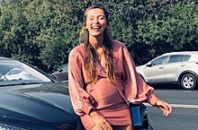 Регина Тодоренко смело носит мини-платья на последнем месяце беременности
