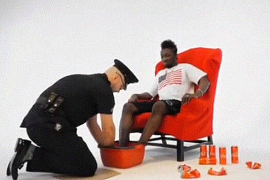 Экс-мэр Архангельска снялся в видео с омовением ног афроамериканцу кока-колой