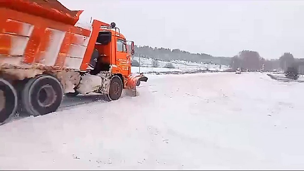 Перевернувшийся из-за снега большегруз из Татарстана сняли на видео
