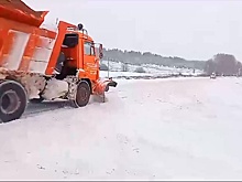 Перевернувшийся из-за снега большегруз из Татарстана сняли на видео