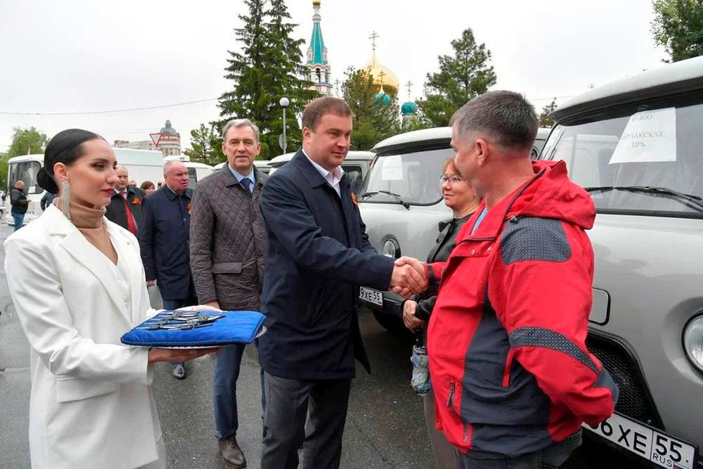 Виталий Хоценко вручил главврачам больниц Омской области ключи от 37 автомобилей