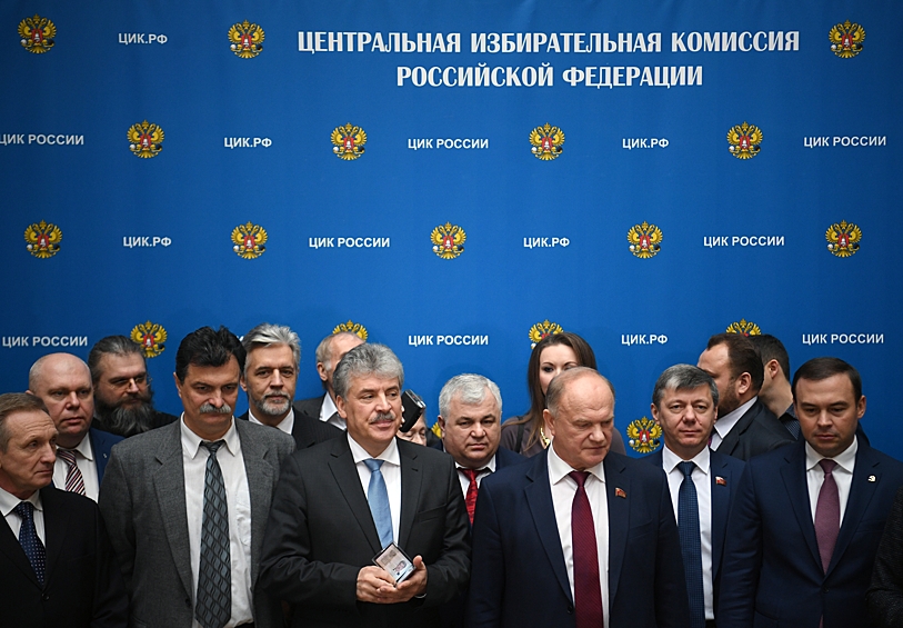 Директор "Совхоза имени Ленина" Павел Грудинин (третий слева) после регистрации в Центральной избирательной комиссии РФ в качестве кандидата на пост президента России. Третий справа - руководитель фракции политической партии "Коммунистическая партия Российской Федерации" (КПРФ) Геннадий Зюганов.