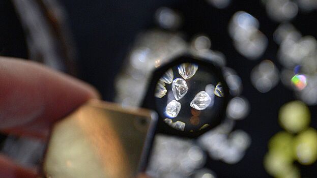 ЕС исключил из запрета на импорт алмазов личные украшения